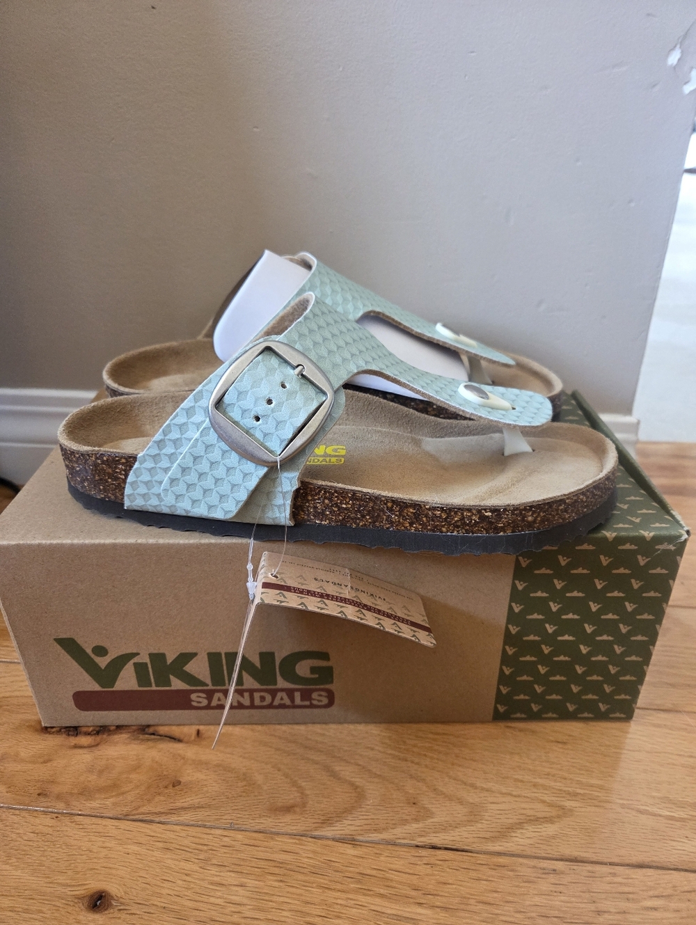 NWT Viking Sandals Laguna Big Buckle Prism Mint Size 38
